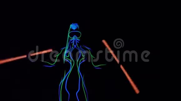 穿着发光服装的女人在黑暗中表演视频的预览图