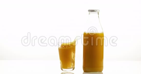 白色背景下的玻璃和橘子瓶视频的预览图
