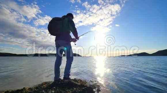 非常接近工作渔夫的后视镜男人检查推饵把它扔到海里欣赏鱼的人剪影视频的预览图
