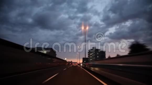 天空中乌云密布交通繁忙公路上的道路上第一人称从挡风玻璃上俯瞰美景视频的预览图