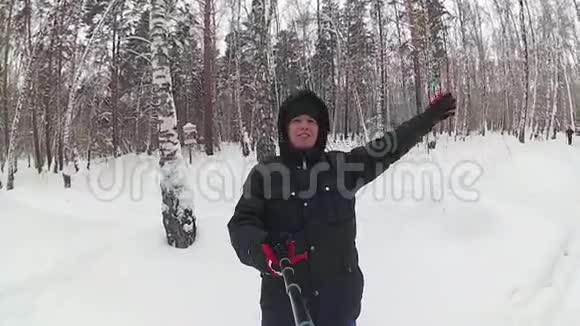 那家伙掉进了雪堆里与莫诺波德的赛尔夫视频的预览图