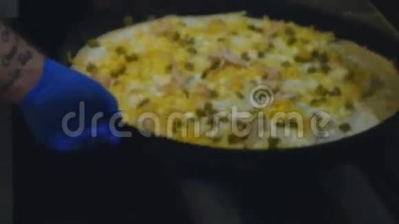 用披萨铲把烤好的披萨从烤箱里推出来视频的预览图