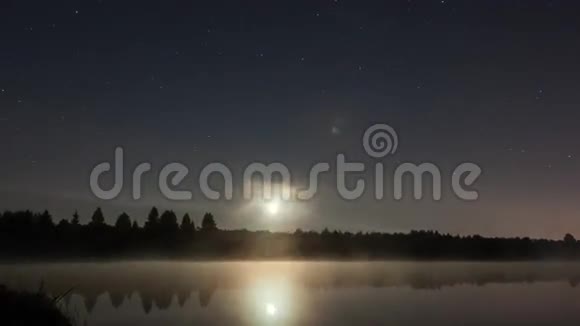 月亮和星星在湖上的夜晚时光视频的预览图