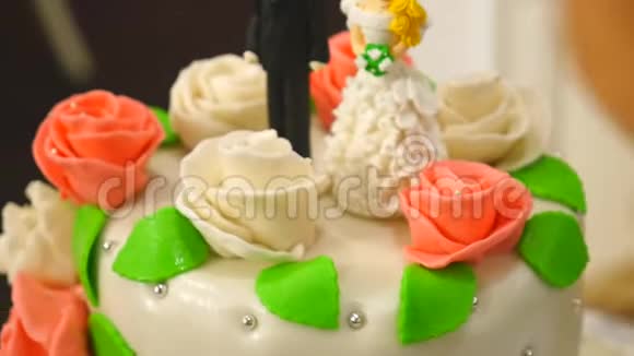 一个装饰精美的结婚蛋糕视频的预览图