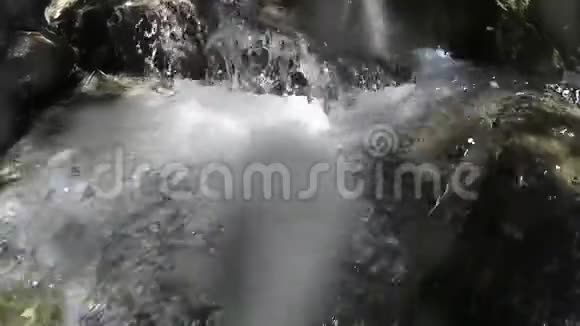 水流湍急水流湍急的山涧视频的预览图