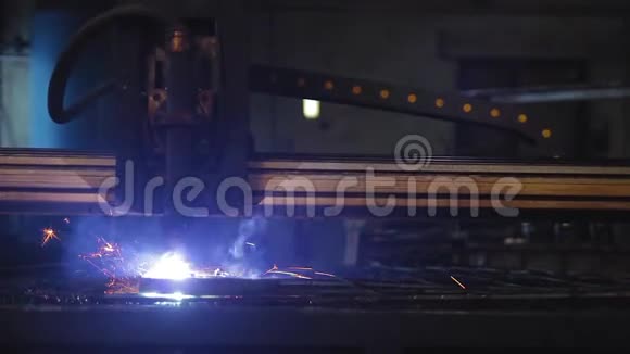 在工厂进行等离子切割机器用鱼子酱和明亮的光线切割金属视频的预览图