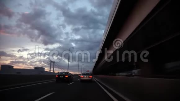 在繁忙的交通高速公路上第一个人从风盾玻璃上看到了令人叹为观止的景色视频的预览图