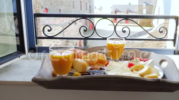 可欣赏城堡景色的窗台上美味的法式早餐视频的预览图