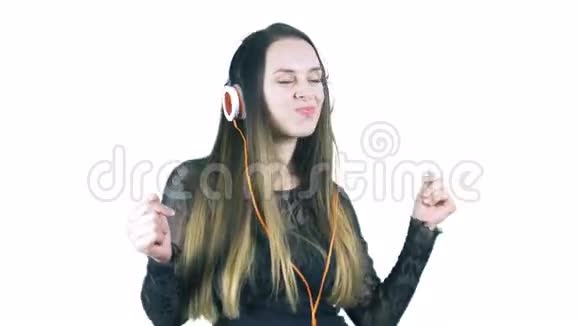 年轻女子一边在耳机里听音乐一边摸索一边做着滑稽的表情视频的预览图