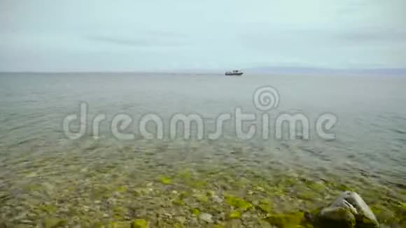 近距离观看贝加尔湖绿松石水和岩石海岸水下视频的预览图