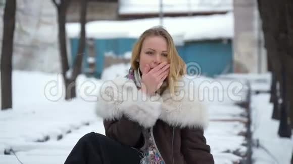 美丽的年轻模特在冬天的暴风雪中拍摄照片很冷视频的预览图