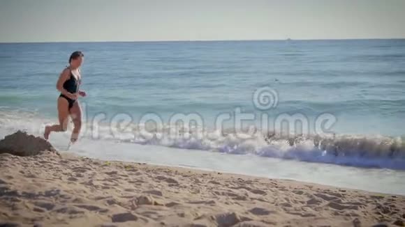 年轻女子在海洋的背景下健身视频的预览图