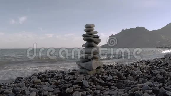 傍晚海岸的石塔视频的预览图