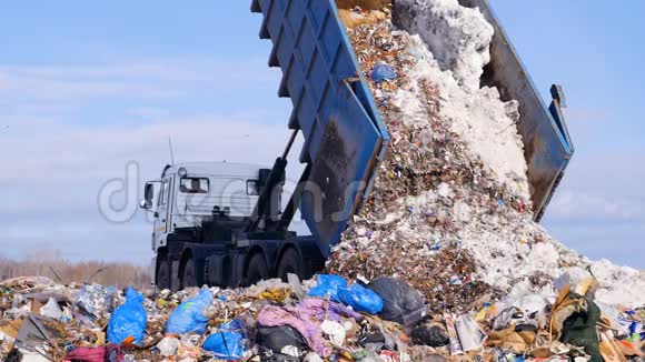 垃圾收集车排放垃圾抛尸4K视频的预览图