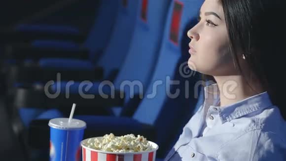 亚洲女孩在电影院竖起大拇指视频的预览图