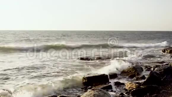 海景天际线和多云的天空视频的预览图