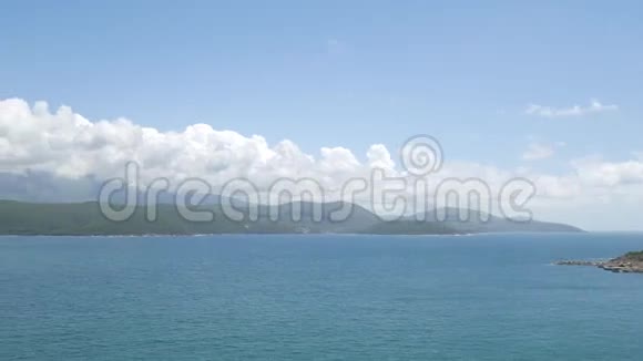 黑山海岸青山蓝天视频的预览图