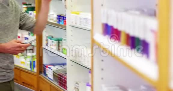 顾客手里拿着一瓶药用手机视频的预览图