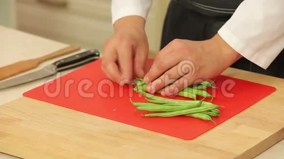 厨师正在切青豆视频的预览图