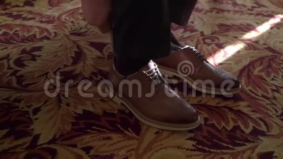穿鞋的人系鞋带视频的预览图