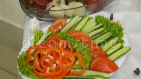 咸菜和新鲜蔬菜视频的预览图