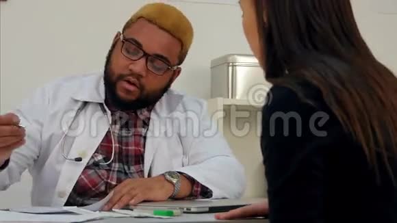 男性医生签署医疗文件以换取女性病人的钱视频的预览图