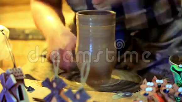 波特做粘土花瓶男陶工做陶瓷菜制作陶罐视频的预览图