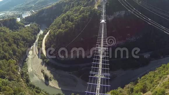 照相机飞过天空公园视频的预览图