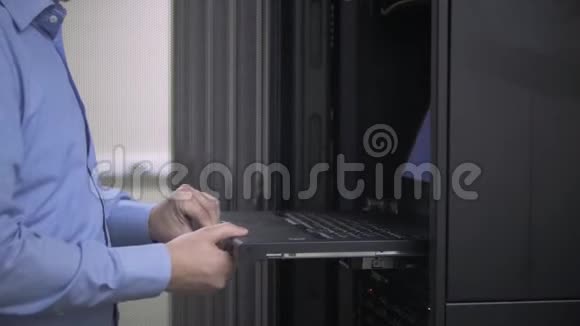 IT工程师检查服务器机架视频的预览图