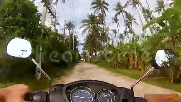 泰国丛林中第一个骑摩托车的人视频的预览图