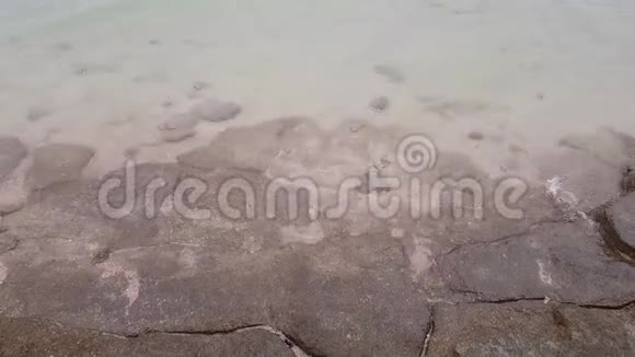 海岸上的海浪视频的预览图