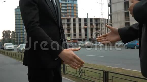 客户与建筑握手视频的预览图