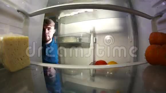 男人看着里面的冰箱视频的预览图