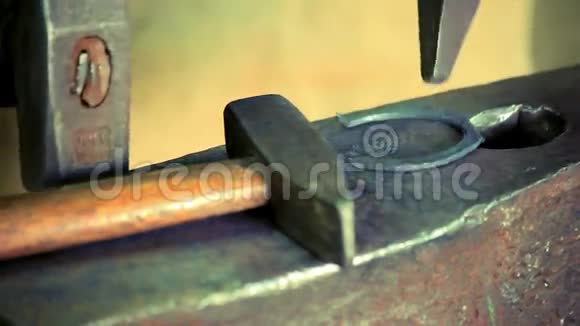 铁马马马蹄卧砧铁匠制造金属马蹄铁视频的预览图