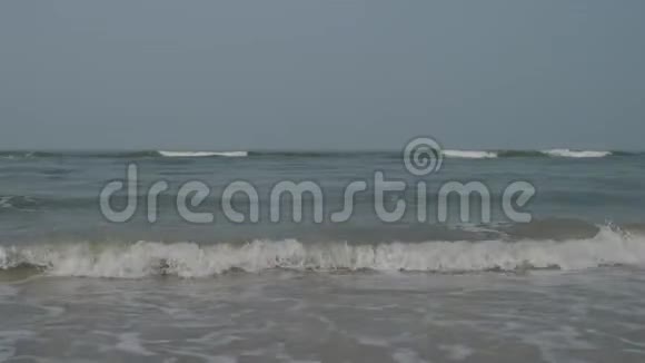 印度洋的波浪溅落在岸边4k视频的预览图