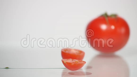 两个半番茄在白色背景视频的预览图