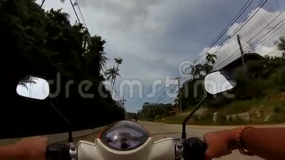 泰国丛林中第一个骑摩托车的人视频的预览图