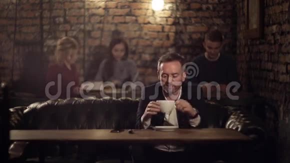 他在咖啡馆里喝咖啡视频的预览图