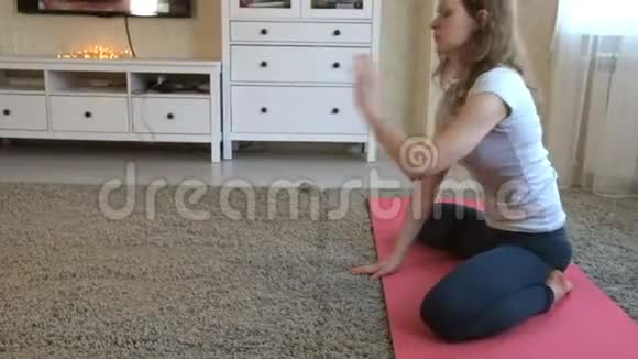 家里的瑜伽女人健身运动训练和生活方式理念视频的预览图