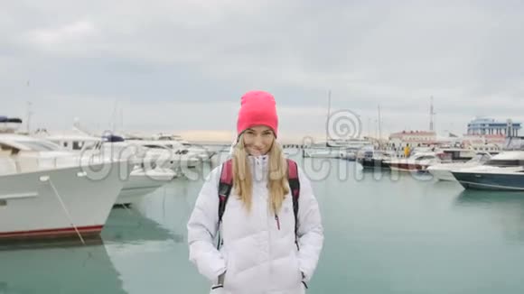 游艇前码头上快乐的美女视频的预览图