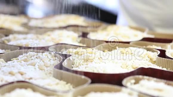 糕点厨师手把糖粉洒在面团上用于复活节蛋糕鸽视频的预览图