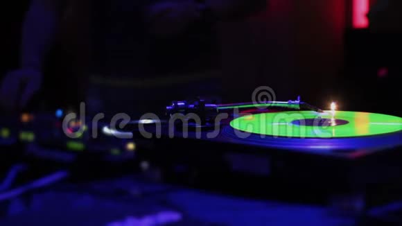 音乐在转盘上播放男DJ在俱乐部工作跳舞视频的预览图
