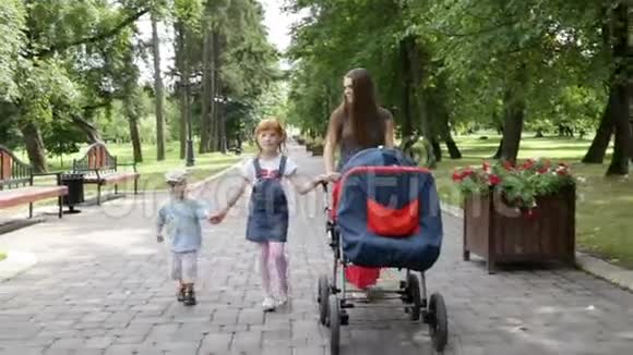一家人在公园散步视频的预览图