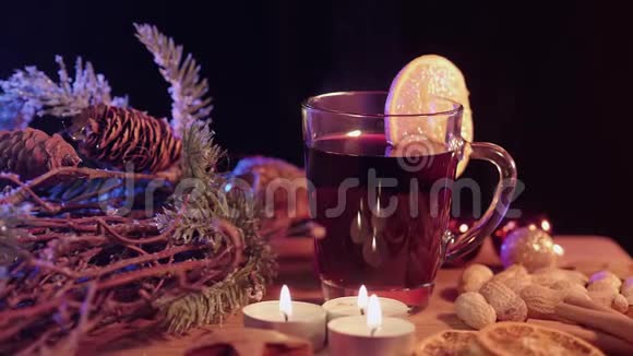 桌上摆着美酒的圣诞装饰品视频的预览图