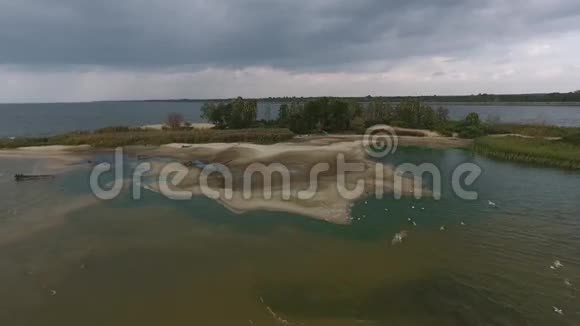 基辅海中部岛屿的航空测量视频的预览图