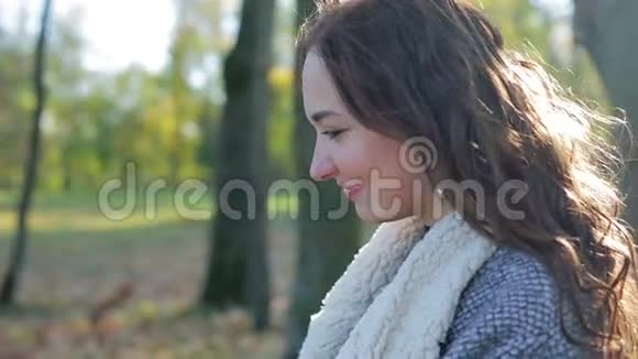 公园里迷人的年轻女士唇膏视频的预览图