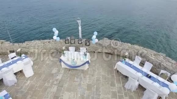 在海上婚宴上的一张桌子结婚装饰品韦迪丁视频的预览图