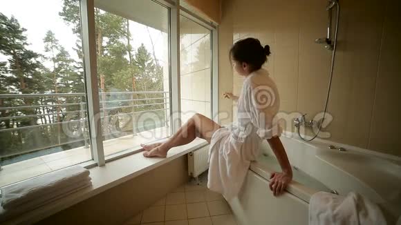 坐在白色按摩浴缸上的女孩视频的预览图