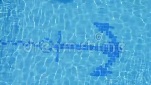 清澈的淡蓝色的池水在阳光反射下荡漾视频的预览图