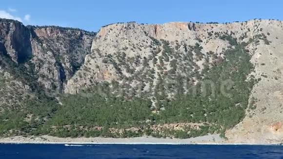 希腊克里特岛全景利比亚海侧群山乘船从撒玛利亚峡谷驶向卢特洛村视频的预览图